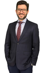 Dr. Wesley Andrade pose em pé